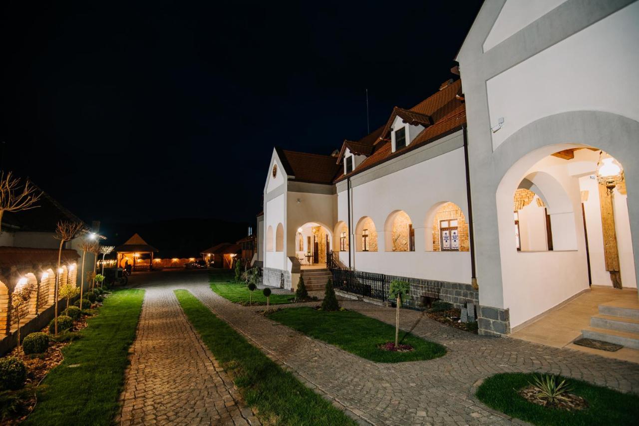 Molnos Kuria Pension โครุนด์ ภายนอก รูปภาพ