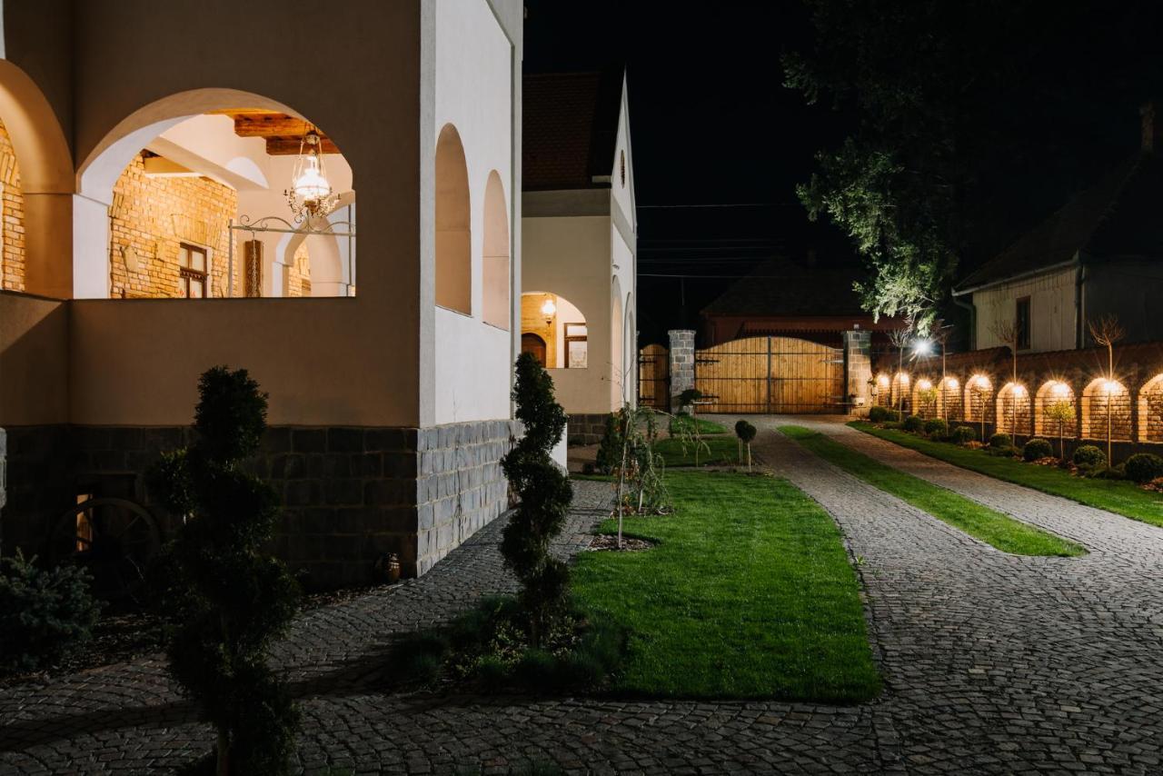 Molnos Kuria Pension โครุนด์ ภายนอก รูปภาพ