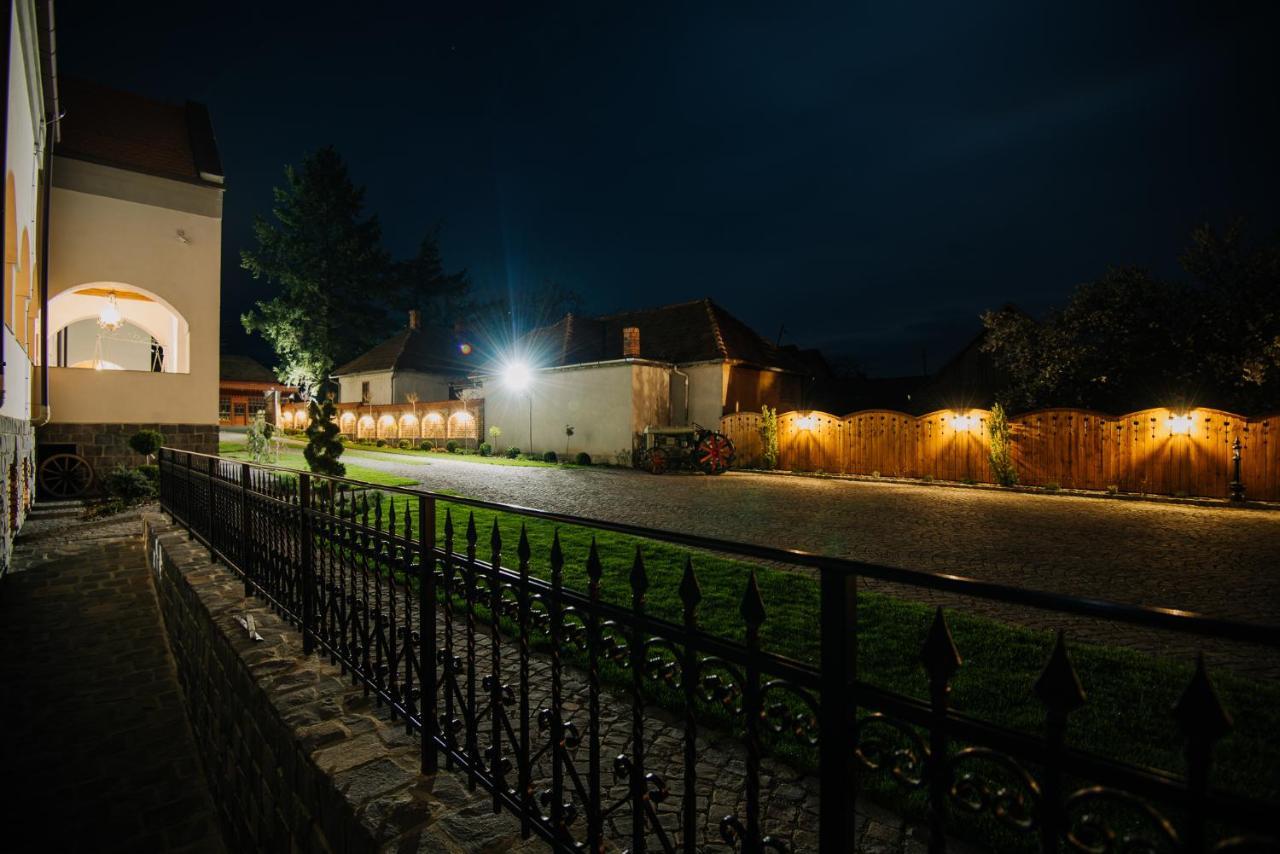 Molnos Kuria Pension โครุนด์ ภายนอก รูปภาพ
