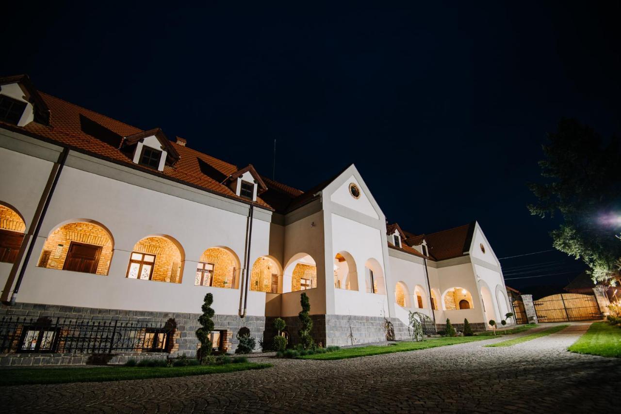Molnos Kuria Pension โครุนด์ ภายนอก รูปภาพ