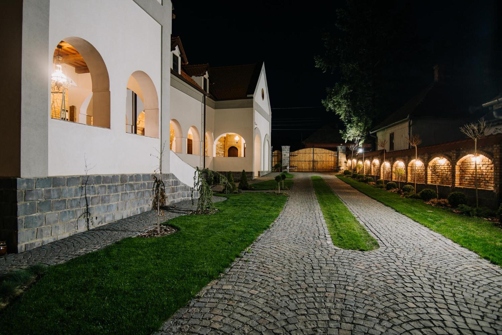 Molnos Kuria Pension โครุนด์ ภายนอก รูปภาพ